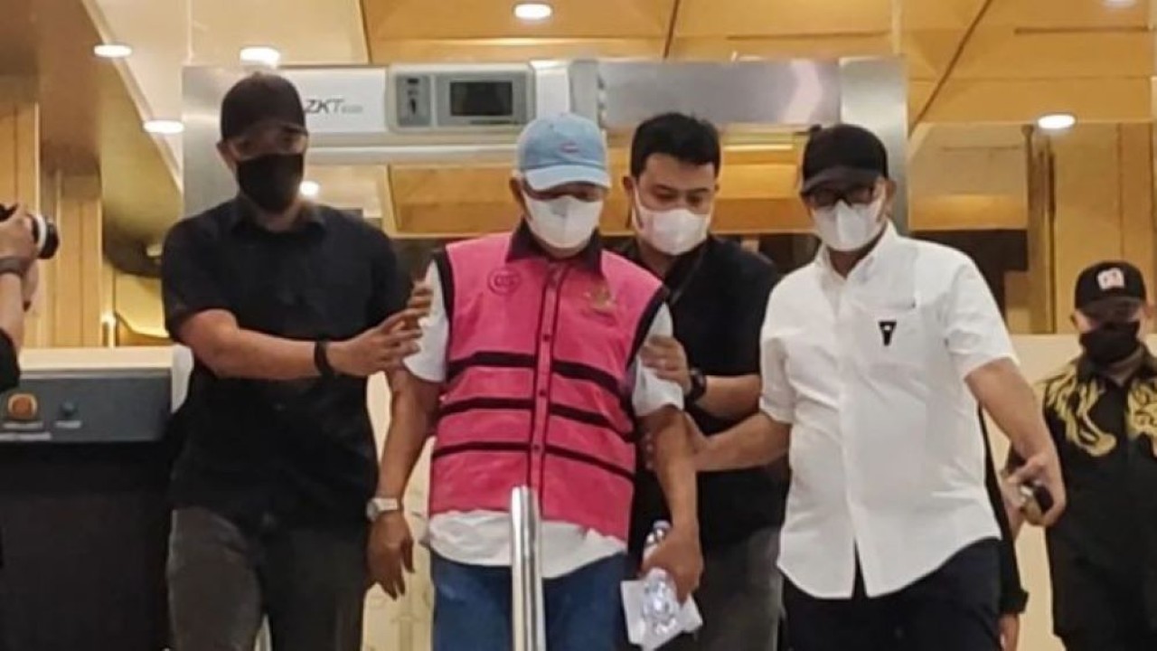 Petugas Kejaksaan Agung menggiring Nurman Herin (kedua dari kiri) yang merupakan tersangka baru dalam kasus dugaan TPPU menuju mobil tahanan di Gedung Utama Kejaksaan Agung, Jakarta, Kamis (30/7/2026). (Antara)