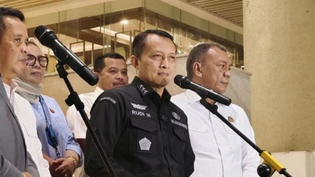 Koordinator Tim 9 sekaligus Jaksa Agung Muda Bidang Pengawasan Kejagung Rudi Margono (tengah) memberikan keterangan pers di Gedung Utama Kejaksaan Agung, Jakarta, Kamis, 30 Juli 2026 (Antara)