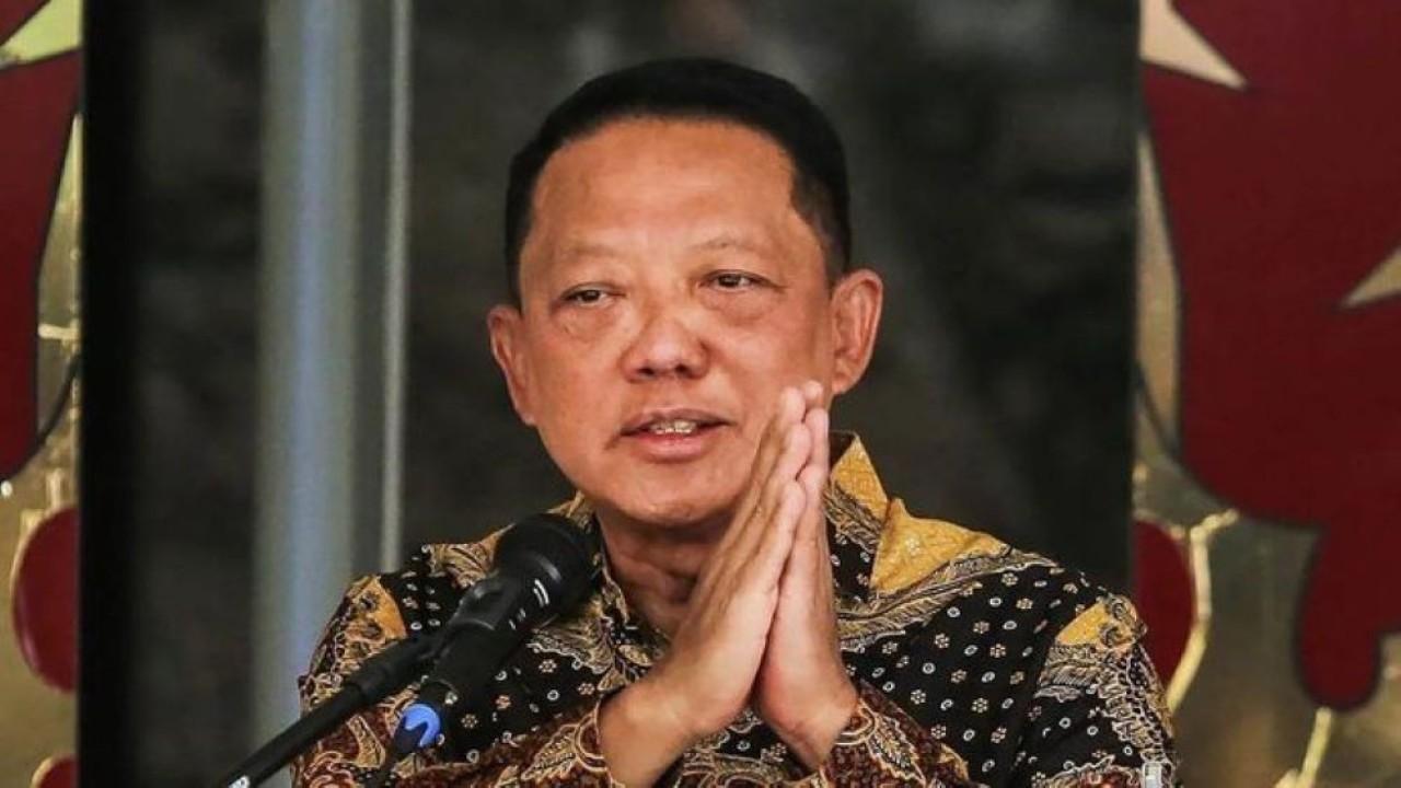 Arsip foto - Jaksa Agung Muda Tindak Pidana Khusus (Jampidsus) Kejaksaan Agung Febrie Adriansyah memberikan salam usai menyampaikan keterangan saat konferensi pers di Kejaksaan Agung, Jakarta (Antara)
