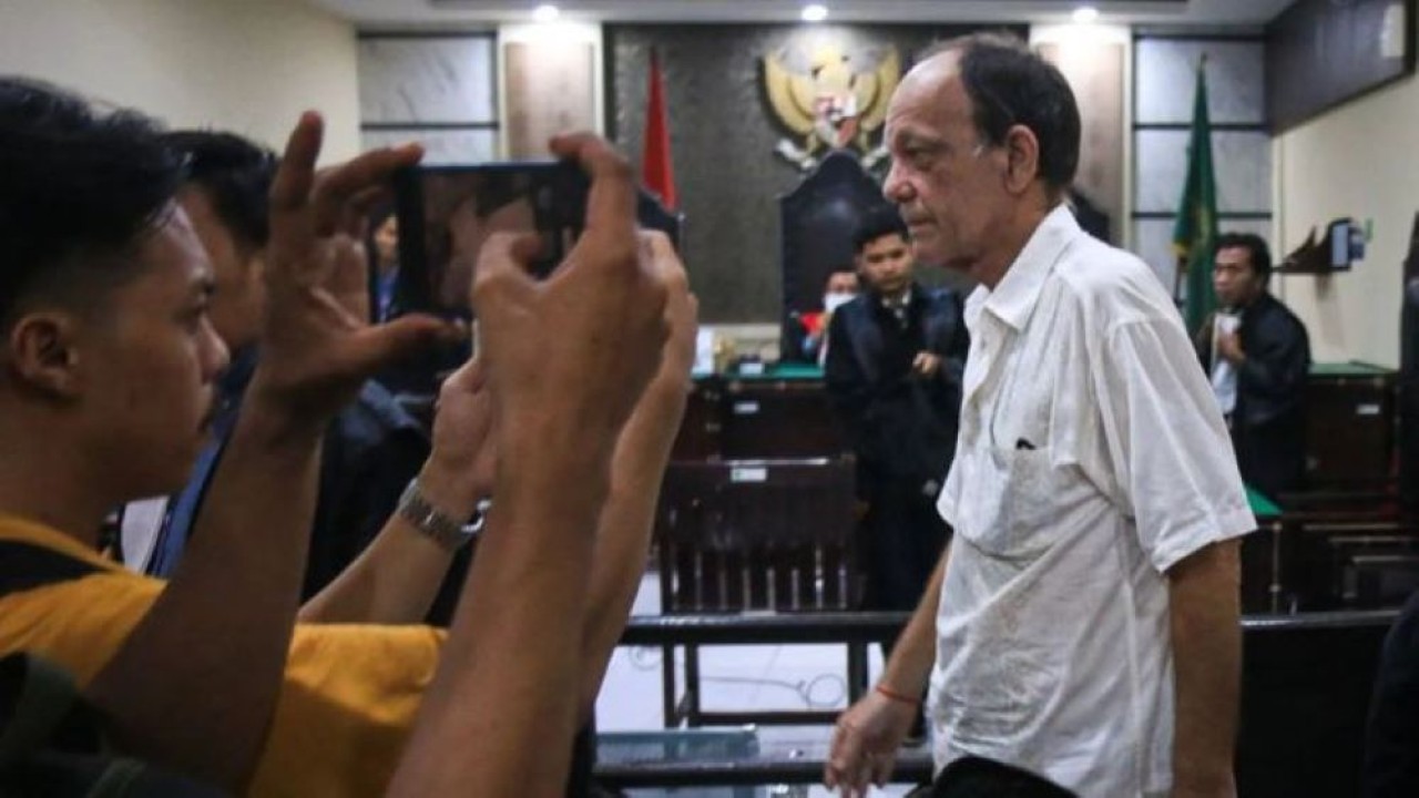 Arsip foto-William John Matheson, salah seorang terdakwa pencemaran air di Gili Trawangan dan Meno usai menjalani sidang putusan di Pengadilan Negeri Mataram, NTB, Kamis petang (31/10/2024). (Antara)