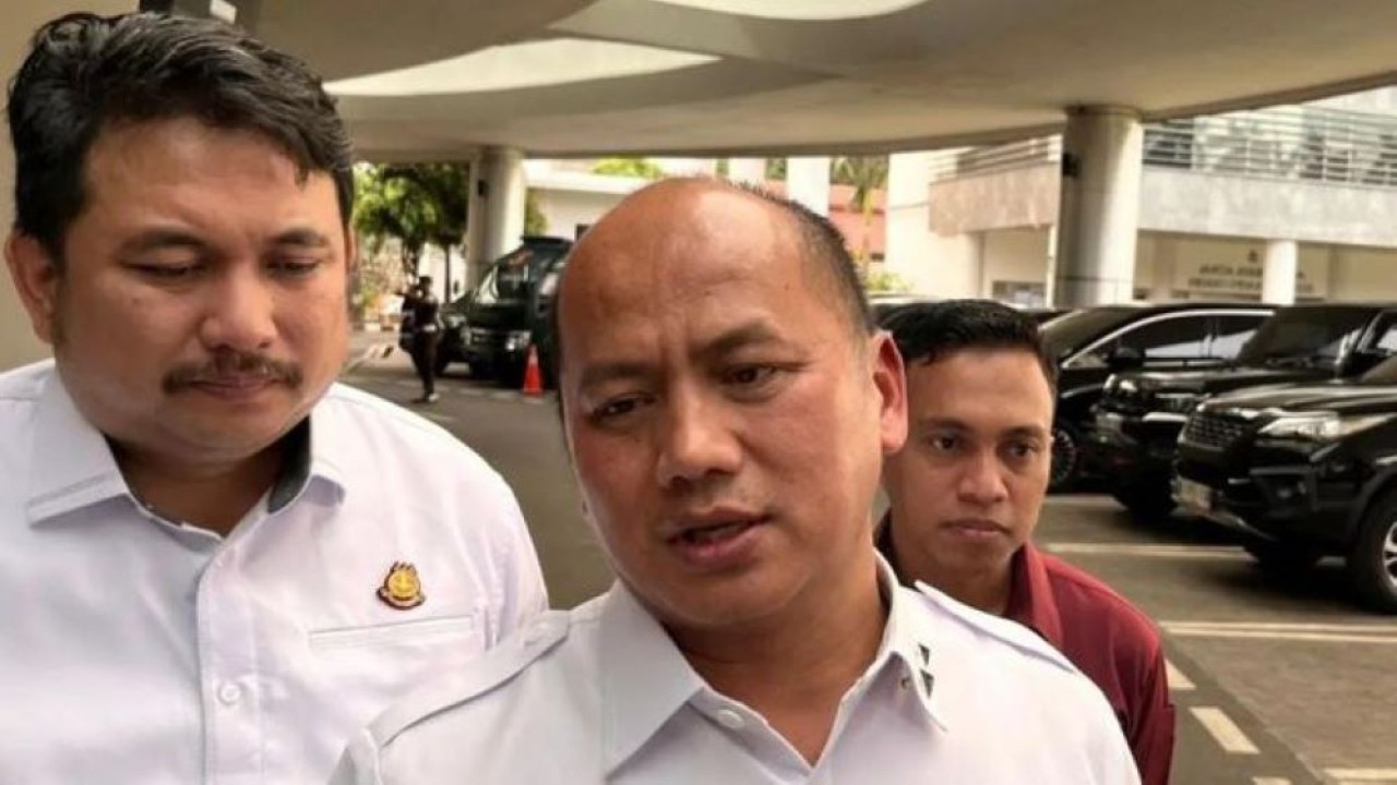 Kepala Pusat Penerangan Hukum (Kapuspenkum) Kejaksaan Agung Anang Supriatna (tengah) memberikan keterangan pers di Gedung Kejaksaan Agung, Jakarta, Selasa, 23 Juni 2026 (Antara)