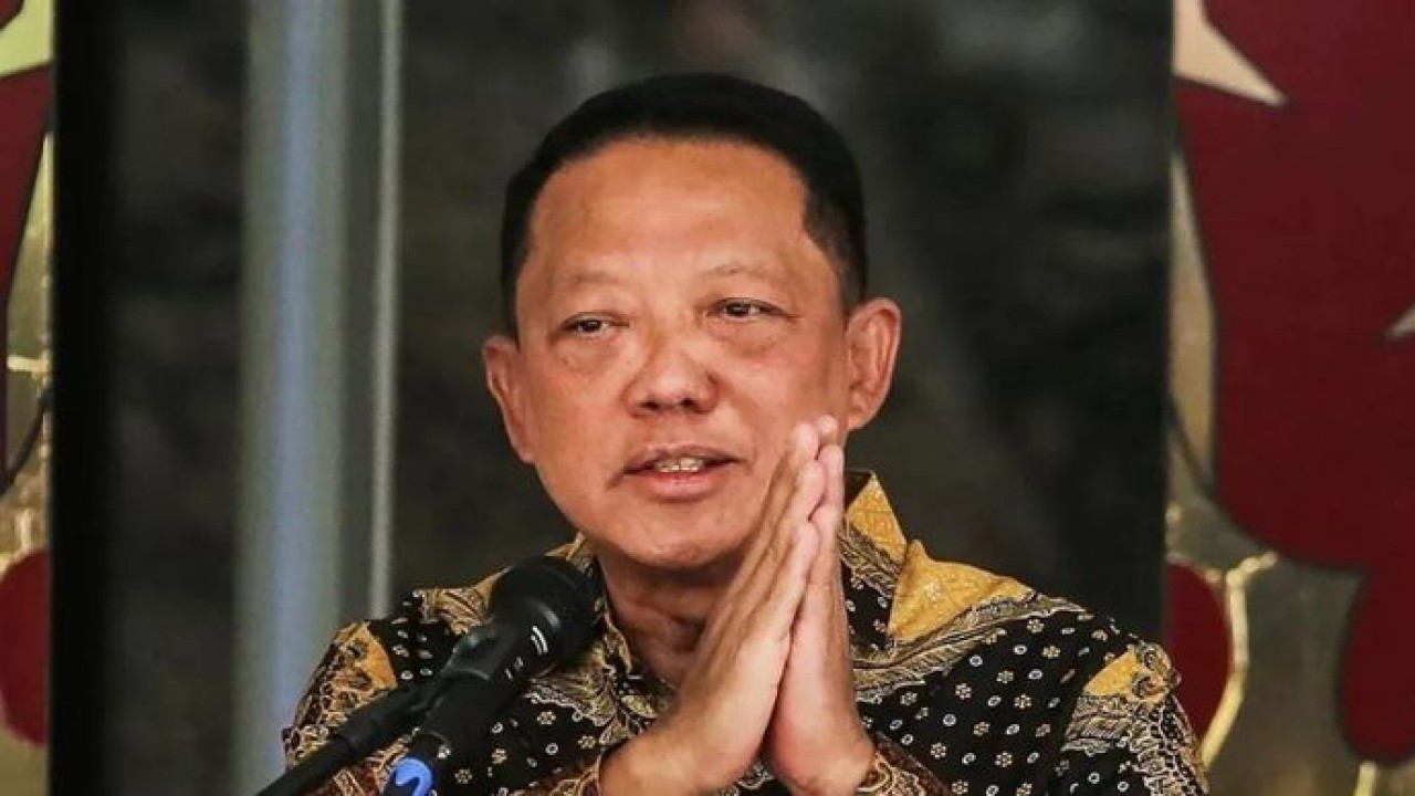 Arsip foto - Jaksa Agung Muda Tindak Pidana Khusus (Jampidsus) Kejaksaan Agung Febrie Adriansyah memberikan salam usai menyampaikan keterangan saat konferensi pers di Kejaksaan Agung, Jakarta (Antara)