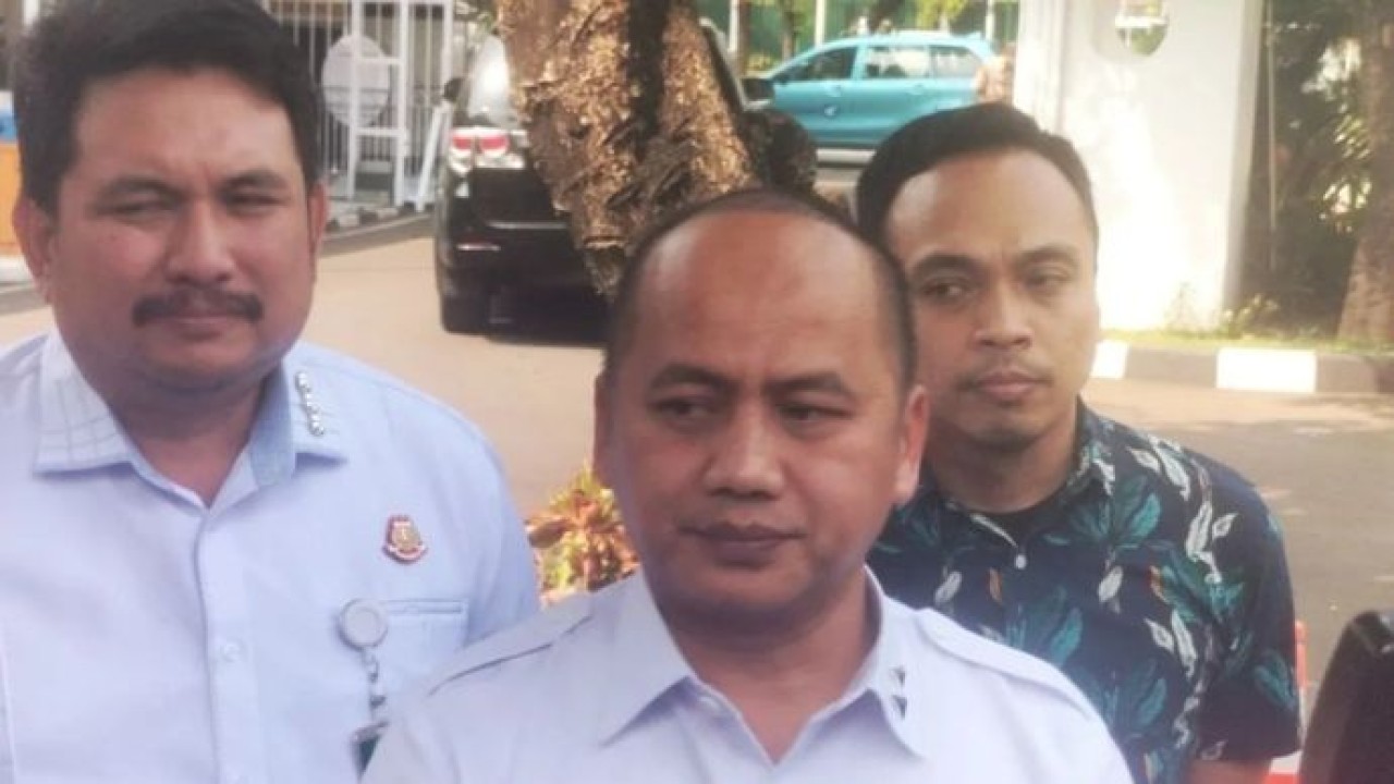 Kepala Pusat Penerangan Hukum (Kapuspenkum) Kejaksaan Agung Anang Supriatna (tengah) menjawab pertanyaan awak media di Gedung Kemenko Polkam, Jakarta, Rabu, 5 Agustus 2026. (Antara)