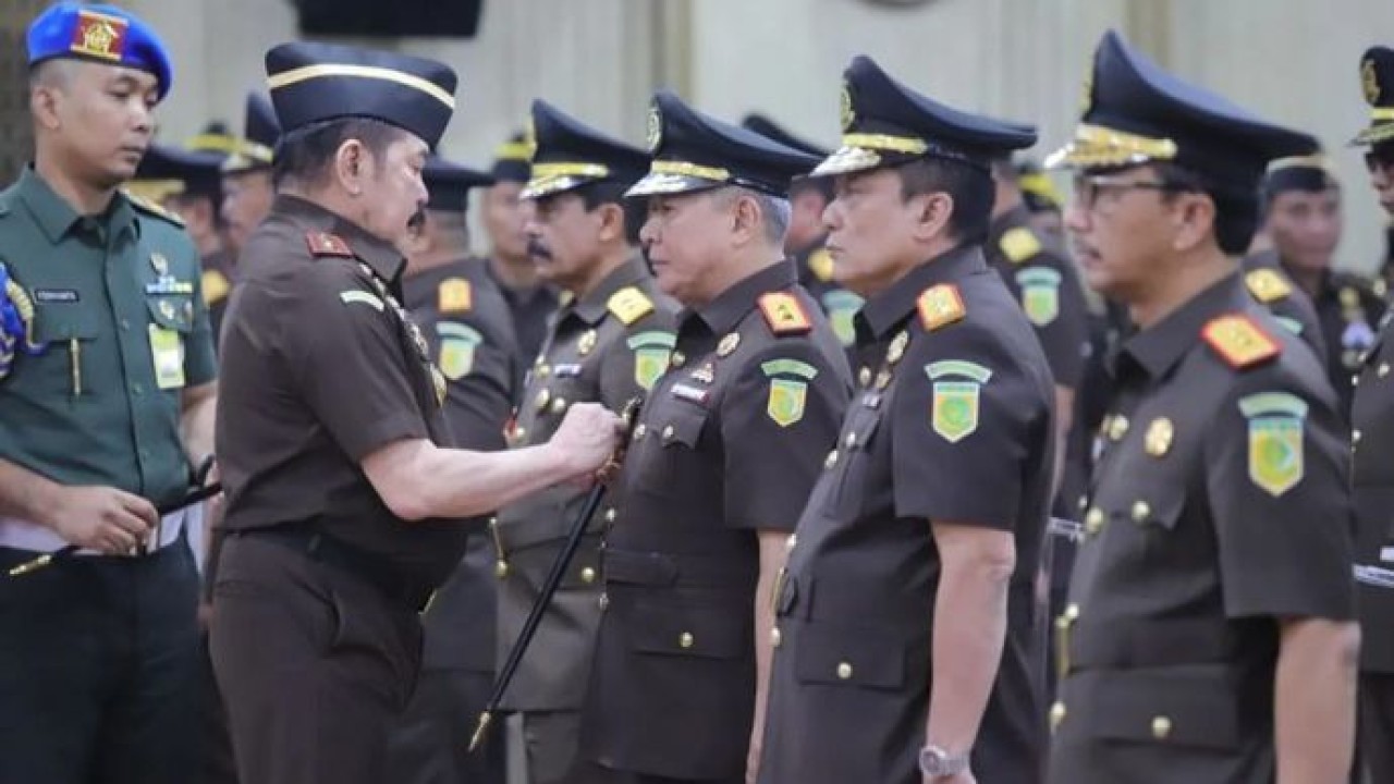 Jaksa Agung ST Burhanuddin melantik para Kepala Kejaksaan Tinggi (Kajati) dan pejabat eselon II di lingkungan Kejaksaan Agung (Kejagung) baru di Gedung Utama Kejagung, Jakarta (Antara)