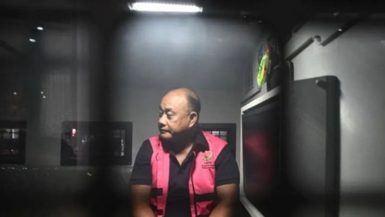 Tersangka dugaan tindak pidana korupsi tata kelola program Makan Bergizi Gratis (MBG) pada Badan Gizi Nasional (BGN) Dadan Hindayana berada di dalam mobil tahanan di Kejaksaan Agung, Jakarta, Rabu (3/6/2026). Kejaksaan Agung menetapkan mantan Kepala BGN Dadan Hindayana, dan dua mantan Wakil Kepala BGN yakni Sony Sanjaya dan Lodewyk Pusung sebagai tersangka dugaan tindak pidana korupsi tata kelola program MBG pada BGN tahun 2025-2026 (Antara)