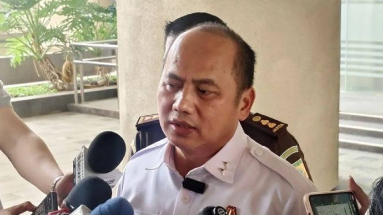 Kepala Pusat Penerangan Hukum (Kapuspenkum) Kejaksaan Agung Anang Supriatna memberikan keterangan pers di Gedung Utama Kejaksaan Agung, Jakarta, Rabu, 19 Agustus 2026 (Antara)