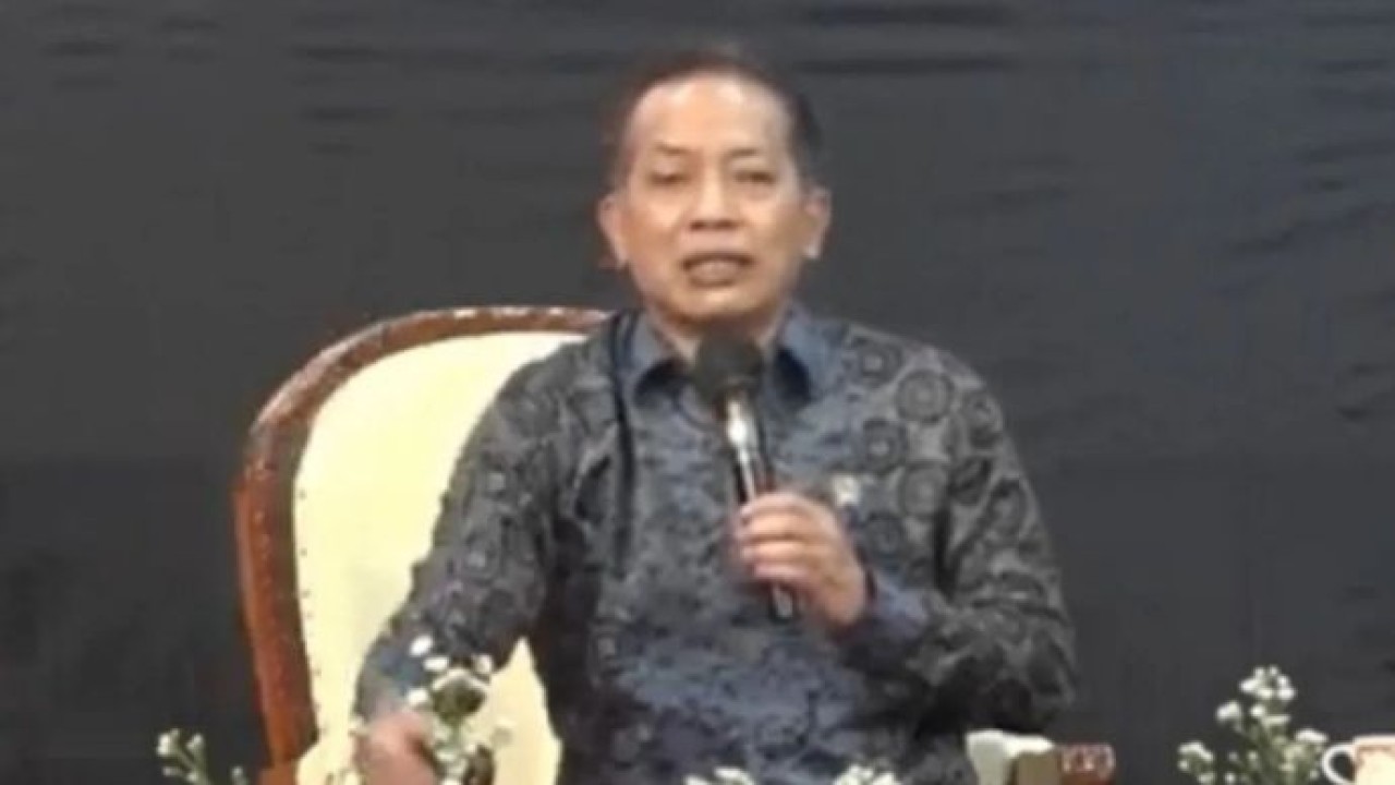 Menteri Koperasi Ferry Juliantono saat menyampaikan kuliah umum di Universitas HKBP Nommensen Medan. (Antara)