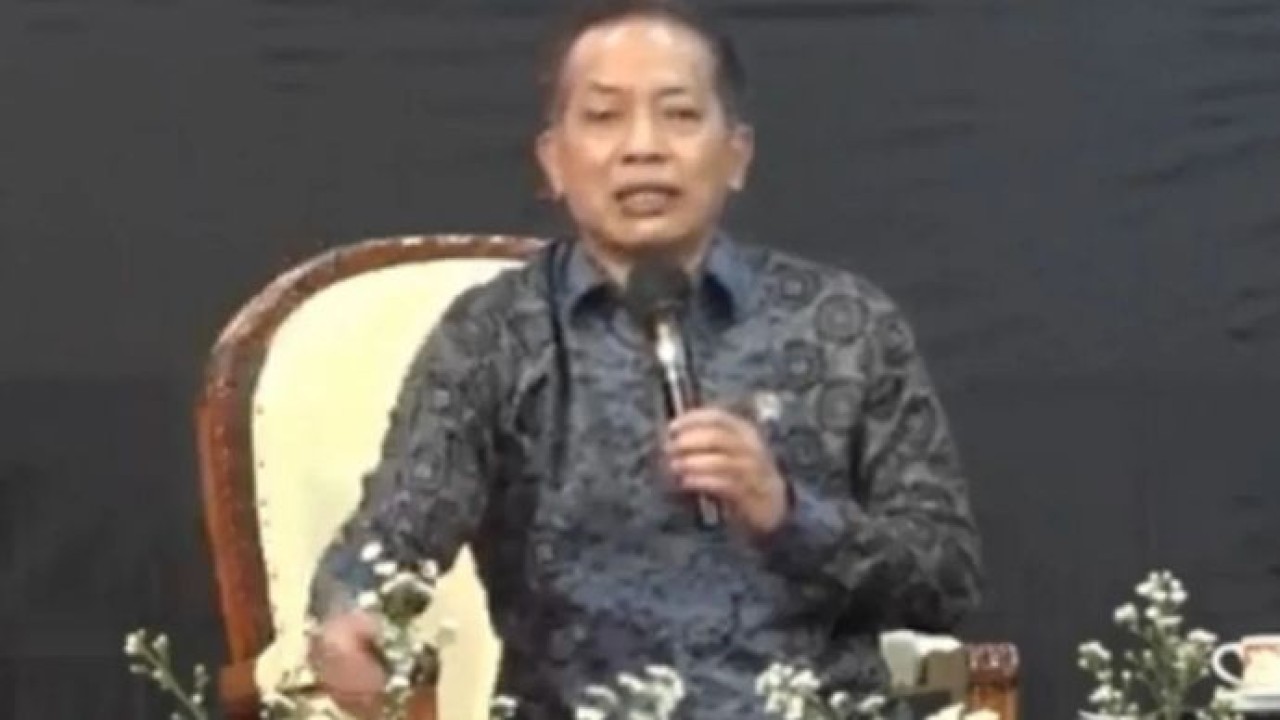 Menteri Koperasi Ferry Juliantono saat menyampaikan kuliah umum di Universitas HKBP Nommensen Medan (Antara)