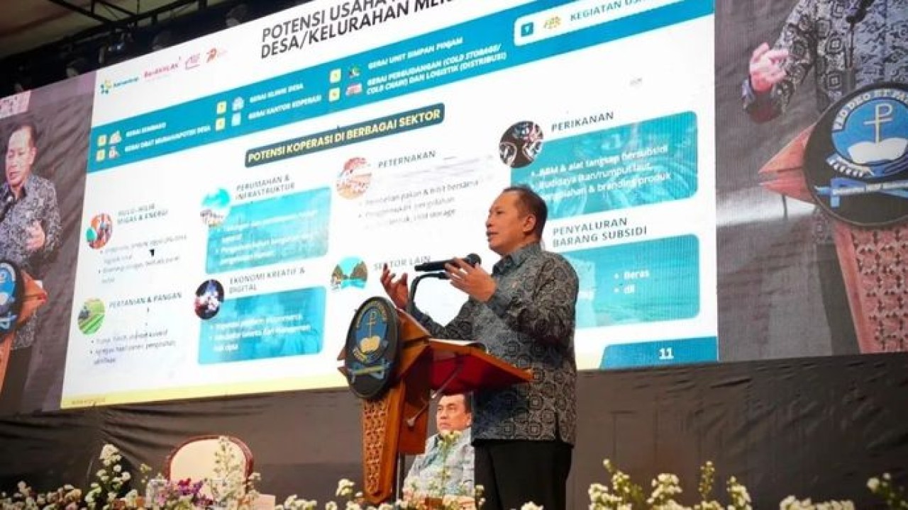 Menteri Koperasi (Menkop) Ferry Juliantono memberikan kuliah umum di Universitas HKBP Nommensen, Medan, Rabu, 29 Juli 2026. (Antara)
