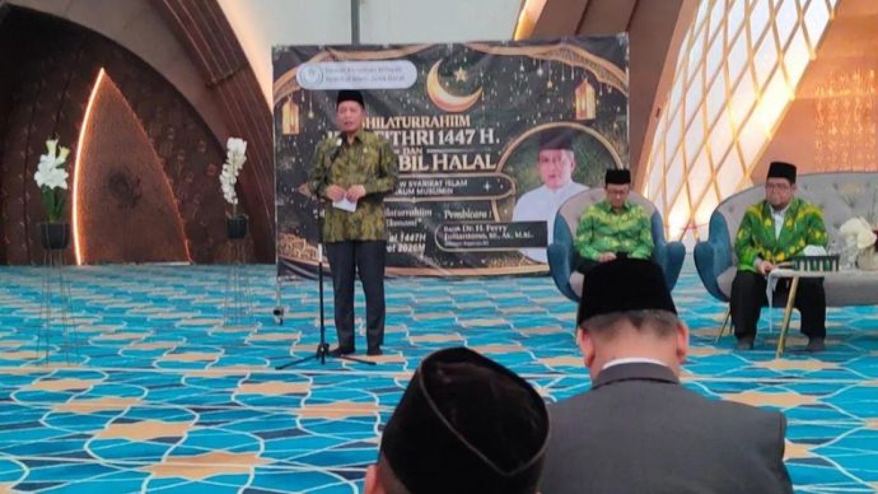 Menteri Koperasi Ferry Juliantono memberikan keterangan dalam kegiatan halal bihalal DPW Syarikat Islam Jabar, di Masjid Al Jabbar Bandung, Minggu, 29 Maret 2026 (Antara)