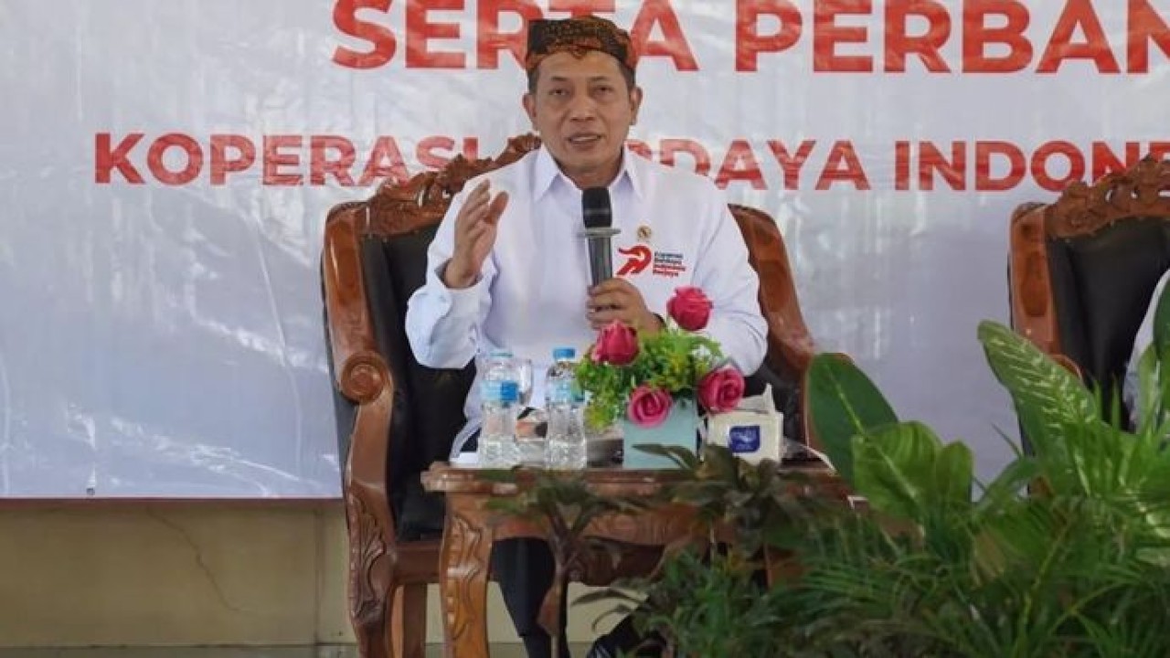 Menteri Koperasi (Menkop) Ferry Juliantono saat berdialog dengan para pelaku koperasi lintas sektor membahas berbagai langkah penguatan koperasi di Kabupaten Pamekasan, Jawa Timur (Antara)