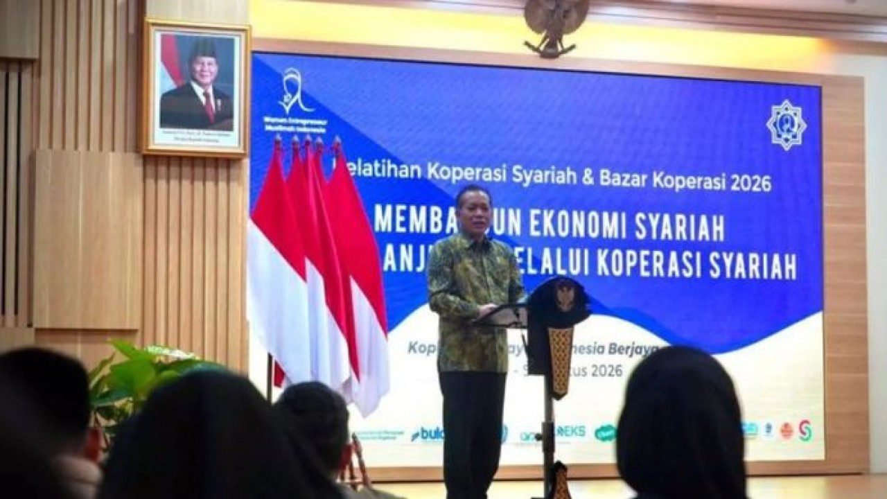 Menteri Koperasi (Menkop) Ferry Juliantono berbicara dalam Pelatihan Koperasi Syariah dan Bazar Koperasi 2026 yang digelar DPP Wanita Pengusaha Muslimah Indonesia (WPMI) di Jakarta, Senin (3/8/2026) (Antara)
