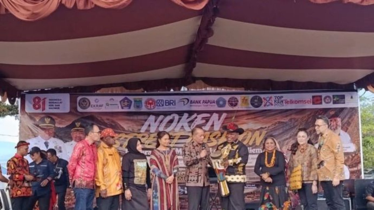 Menteri Koperasi (Menkop) RI Ferry Juliantono didampingi Bupati Jayawijaya Atenius Murib, Wamen Pariwisata RI Ni Luh Enik Ermawati membuka Pameran Usaha Mikro Kecil dan Menengah (UMKM), Kopi Lembah Baliem dan Noken Street Fashion di Wamena, Kabupaten Jayawijaya, Papua Pegunungan (Antara)