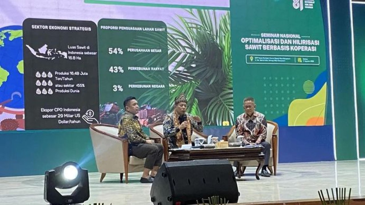 Menteri Koperasi (Menkop) Ferry Juliantono (tengah) menyampaikan paparan dalam Seminar Nasional “Optimalisasi dan Hilirisasi Sawit Berbasis Koperasi”, di Kabupaten Musi Banyuasin, Sumatera Selatan (Antara)