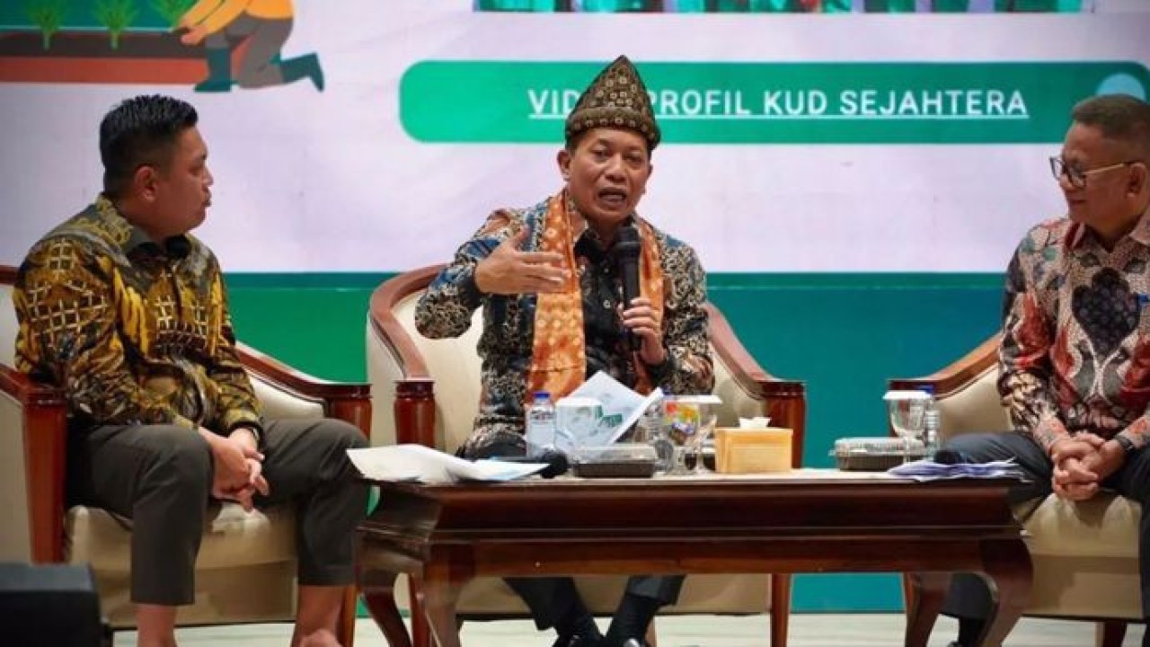 Menteri Koperasi Ferry Juliantono (tengah) menyampaikan paparan dalam Seminar Nasional “Optimalisasi dan Hilirisasi Sawit Berbasis Koperasi” di Kabupaten Musi Banyuasin, Sumatera Selatan, Selasa (11/7/2026). (Antara)