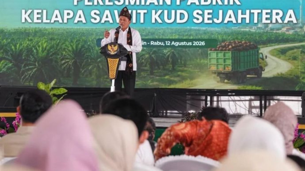 Menteri Koperasi Ferry Juliantono meresmikan pabrik pengolahan crude palm oil (CPO) yang dikelola Koperasi Unit Desa (KUD) Sejahtera di Kabupaten Musi Banyuasin, Sumatera Selatan, Rabu (12/8/2026). (Antara)
