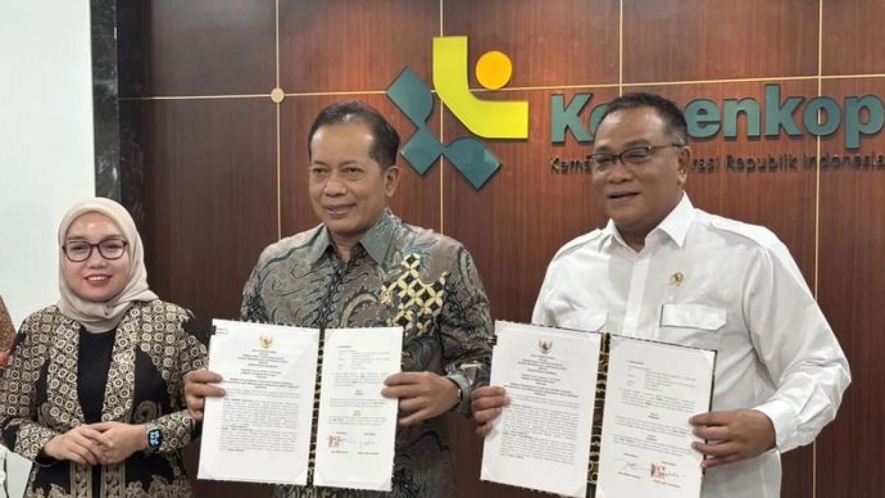 Menteri Koperasi Ferry Juliantono dan Menteri Lingkungan Hidup Mohammad Jumhur Hidayat menandatangani perjanjian kerja sama di kantor Kemenkop, Jakarta, Kamis (13/8/2026). (Antara)