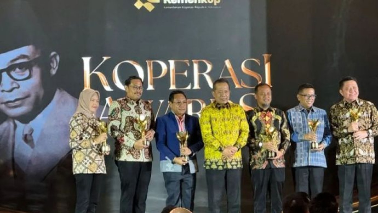 Menteri Koperasi Ferry Juliantono (tengah) dalam penyerahan piala pada Koperasi Awards 2026 di Jakarta, Kamis (20/8/2026) malam. (Antara)