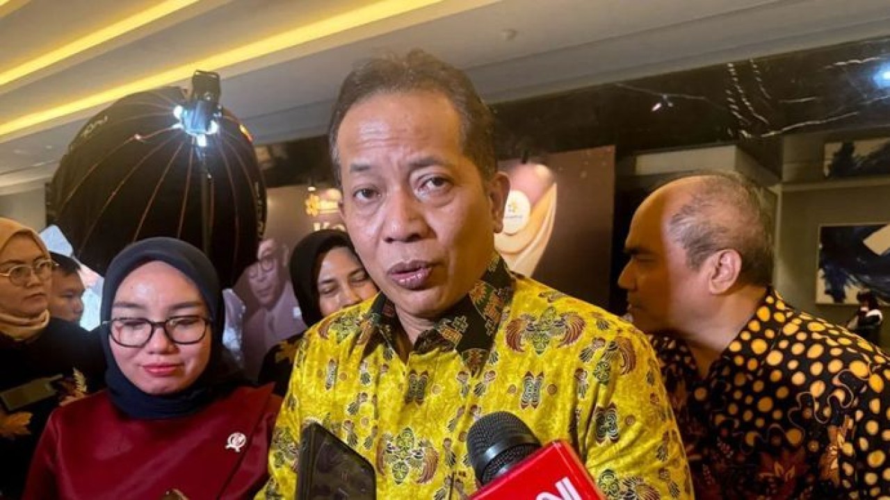 Menteri Koperasi (Menkop) Ferry Juliantono memberi keterangan kepada awak media usai Koperasi Awards 2026 di Jakarta, Kamis (20/8/2026) malam (Antara)