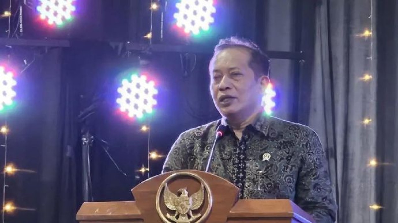Menteri Koperasi (Menkop) Ferry Juliantono menyampaikan pidato saat menghadiri Malang Creative Connect Conference di Kartini Imperial Building, Kota Malang, Jawa Timur (Antara)