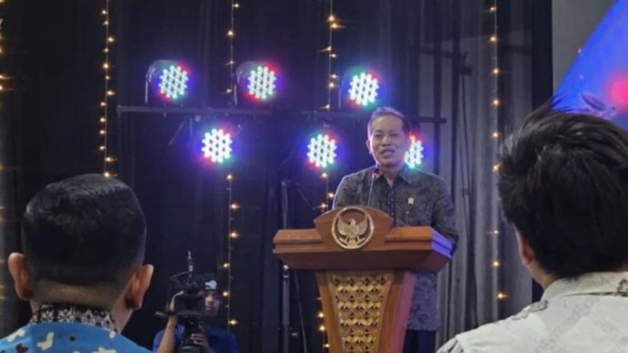 Menteri Koperasi (Menkop) Ferry Juliantono menyampaikan pidato saat menghadiri Malang Creative Connect Conference, di Kartini Imperial Building, Kota Malang, Jawa Timur (Antara)