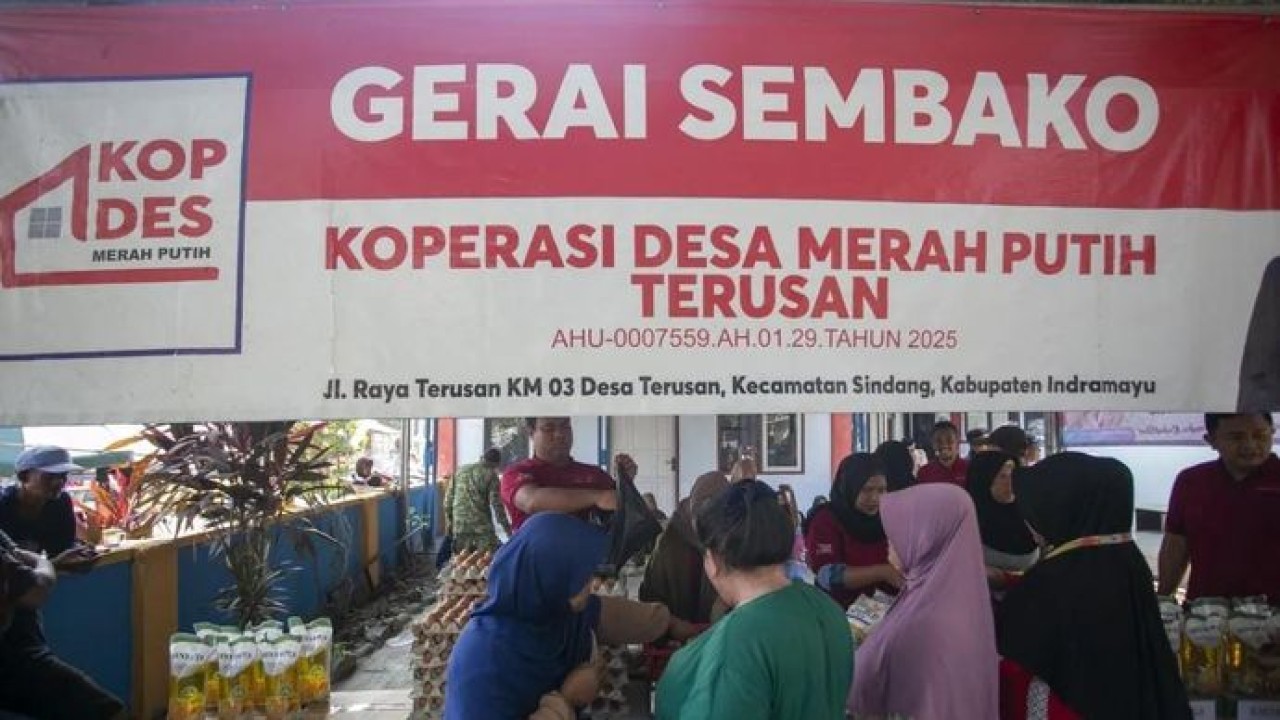 Ilustrasi - Warga membeli sembako di gerai sembako Koperasi Desa Merah Putih (KDMP) Desa Terusan, Indramayu, Jawa Barat (Antara)