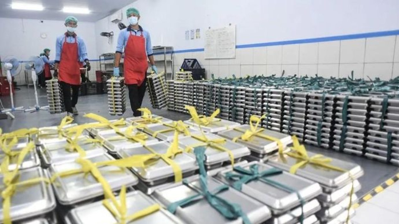 Arsip foto - Pekerja menyiapkan paket Makan Bergizi Gratis (MBG) di Satuan Pelayanan Pemenuhan Gizi (SPPG) (Antara)