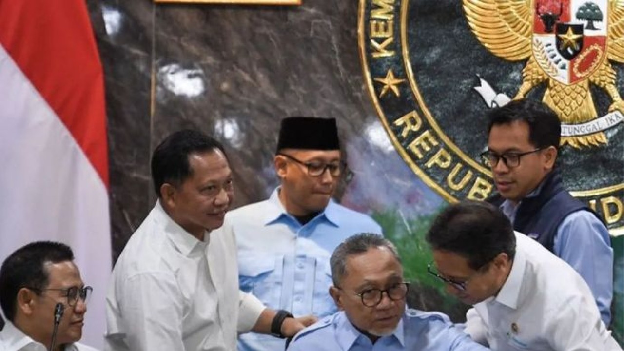 Menko Pangan Zulkifli Hasan (ketiga kanan) berbincang dengan Menkes Budi Gunadi Sadikin (kedua kanan), Mendagri Tito Karnavian (kedua kiri), dan Menko Pemberdayaan Masyarakat Muhaimin Iskandar (kiri) sebelum mengikuti Rapat Koordinasi Terbatas di Kantor Kemenko Pangan di Jakarta, Kamis (6/8/2026) (Antara)
