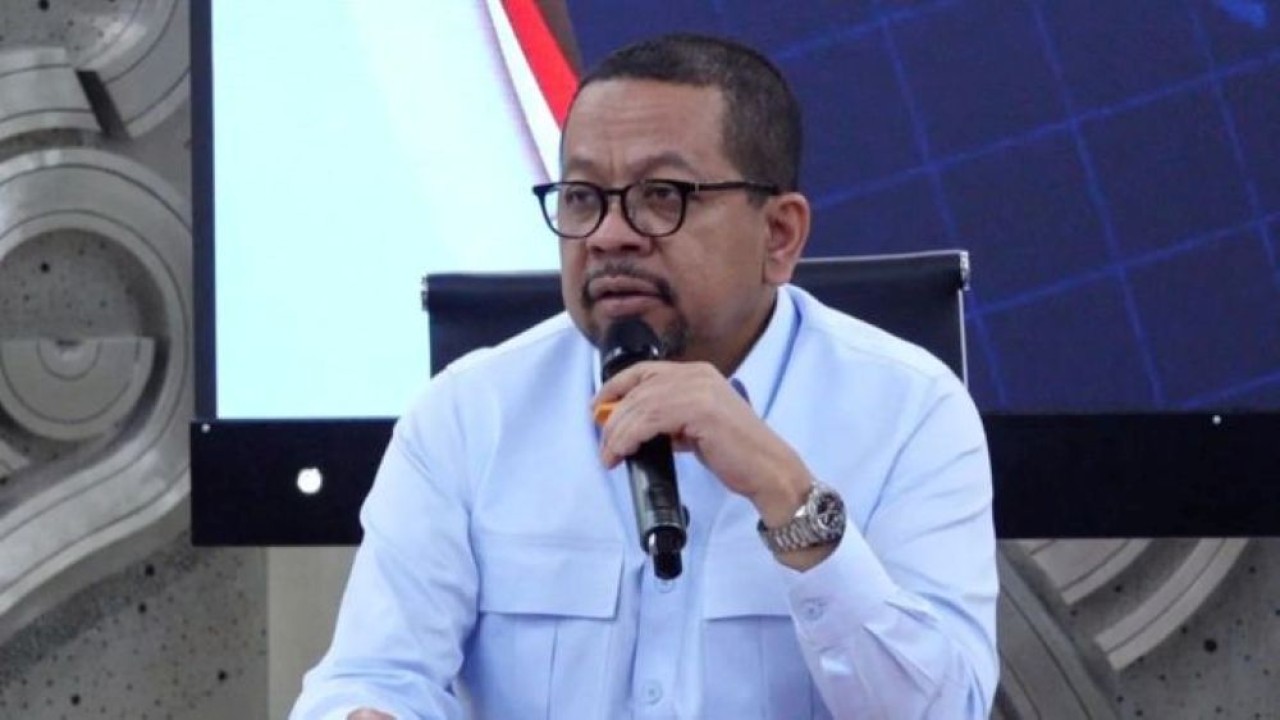 Kepala Badan Komunikasi Pemerintah (Bakom) Muhammad Qodari memberikan pemaparan dalam konferensi pers Update Program Prioritas di Auditorium Bakom, Jakarta, Rabu, 19 Agustus 2026. (Foto: Antara)