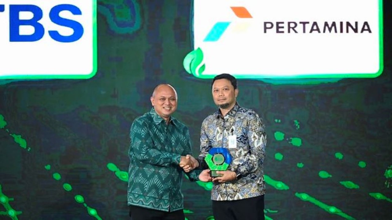SVP Business Sustainability PT Pertamina (Persero), Wenny Ipmawan menerima penghargaan dalam acara Awarding IDX Channel Anugerah ESG 2026 di Main Hall Bursa Efek Indonesia, Jakarta pada Rabu (29/7). (Pertamina)
