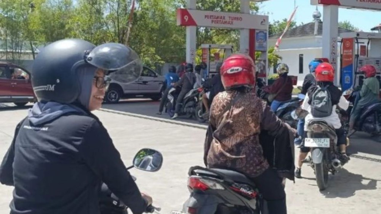 Arsip - Kondisi antrean di salah satu SPBU di Kota Sampit. (Antara)