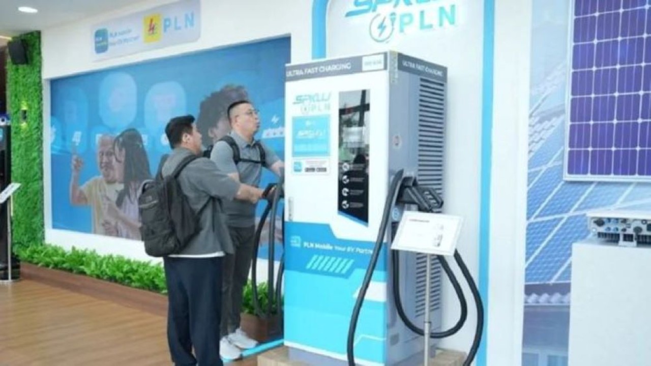 Pengunjung mengamati contoh stasiun pengisian kendaraan listrik umum (SPKLU) di stan PLN pada ajang Gaikindo Indonesia International Auto Show (GIIAS) 2026 di ICE BSD, Tangerang, Banten, Kamis, 6 Agustus 2026. (Antara)