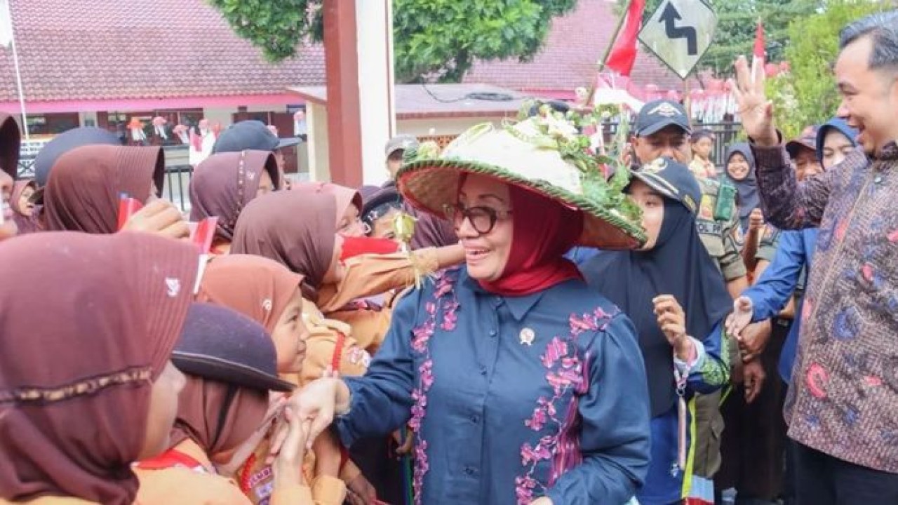 Menteri Pemberdayaan Perempuan dan Perlindungan Anak Arifah Fauzi saat menghadiri Festival Egrang ke-14 Tanoker Ledokombo di Kabupaten Jember, Jawa Timur (Antara)