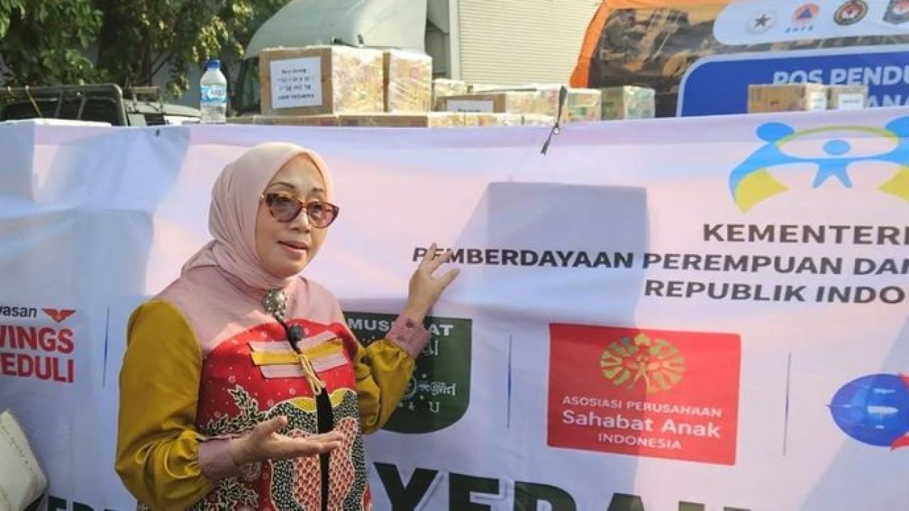 Menteri Pemberdayaan Perempuan dan Perlindungan Anak Arifah Fauzi saat meninjau bantuan dari para mitra pembangunan di Bandara Halim Perdanakusuma (Antara)
