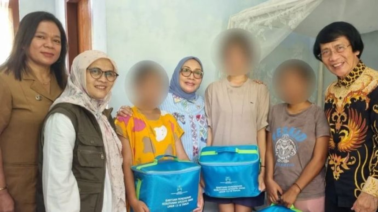 Menteri Pemberdayaan Perempuan dan Perlindungan Anak Arifah Fauzi (tengah) dan Ketua Lembaga Perlindungan Anak Indonesia (LPAI) Seto Mulyadi (kanan) mengunjungi anak-anak korban kekerasan seksual di shelter di Labuan Bajo, NTT. (Antara)