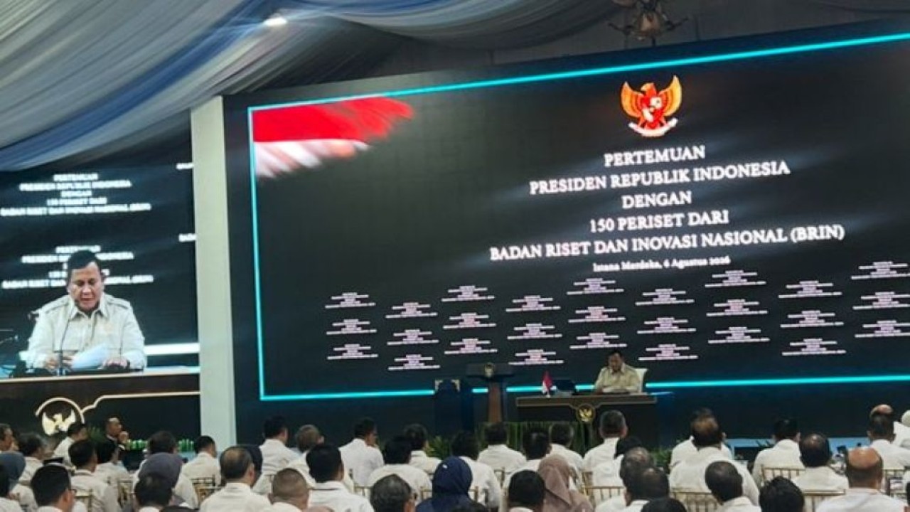 Presiden Prabowo Subianto saat memberikan taklimat dalam pertemuan dengan sekitar 150 peneliti Badan Riset dan Inovasi Nasional (BRIN) di halaman Istana Kepresidenan. (Foto: NTVnews)