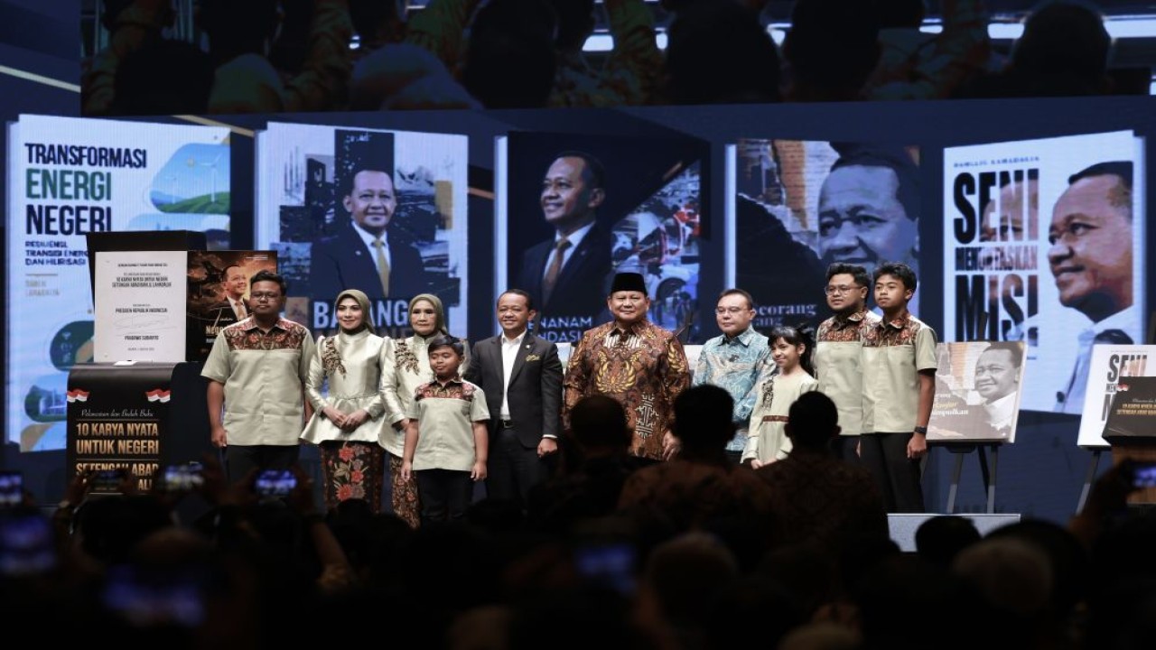 Presiden Prabowo Subianto dalam acara peluncuran buku "Sepuluh Karya Nyata untuk Negeri" sekaligus perayaan ulang tahun ke-50 Menteri ESDM Bahlil Lahadalia di Djakarta Theater, Jakarta, Jumat (7/8/2026). (Foto: Dok/Istimewa/Bakom RI)