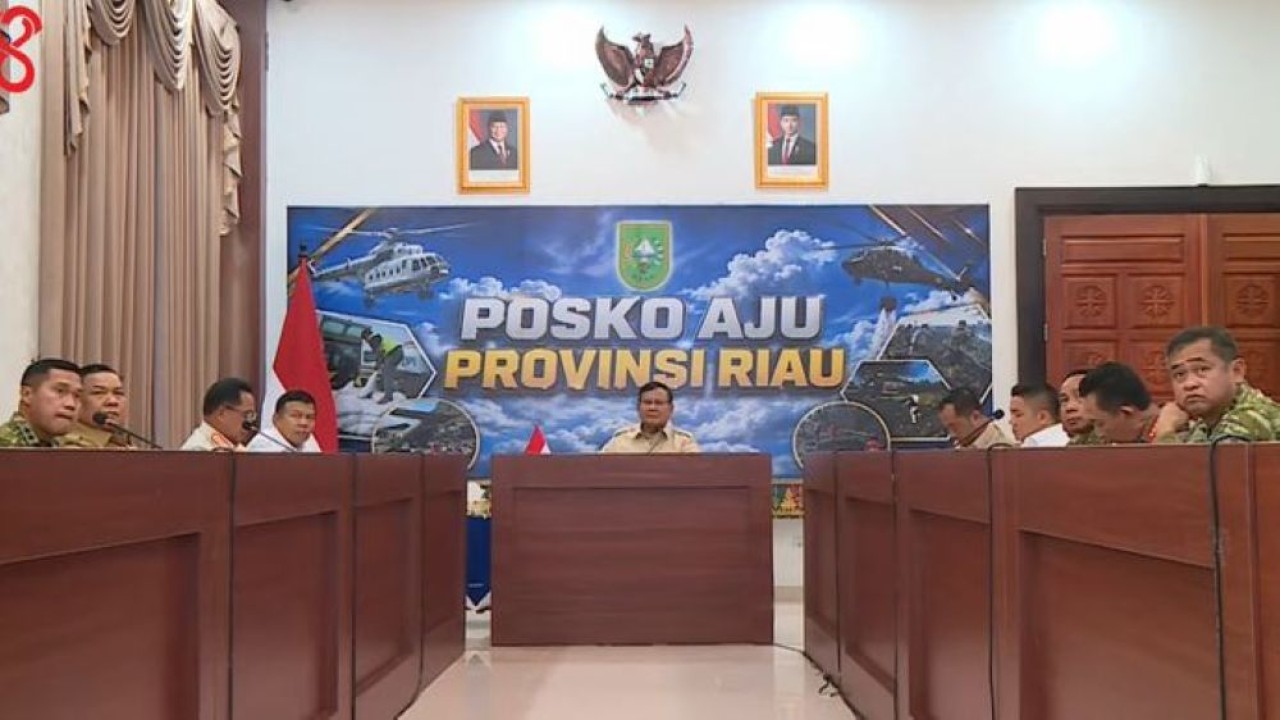 Presiden Prabowo Subianto memimpin rapat terkait penanganan kebakaran hutan dan lahan (karhutla) di Posko Aju, Riau, Senin, 24 Agustus 2026. (Foto: Istimewa)