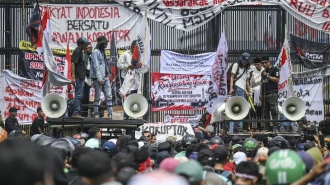 Aliansi Masyarakat Pati Bersatu (AMPB) berunjuk rasa di depan Gedung MPR/DPR/DPD di Jakarta, Kamis, 27 Agustus 2026, guna menuntut pemberantasan korupsi dan pengesahan RUU Perampasan Aset. (Foto: Antara)