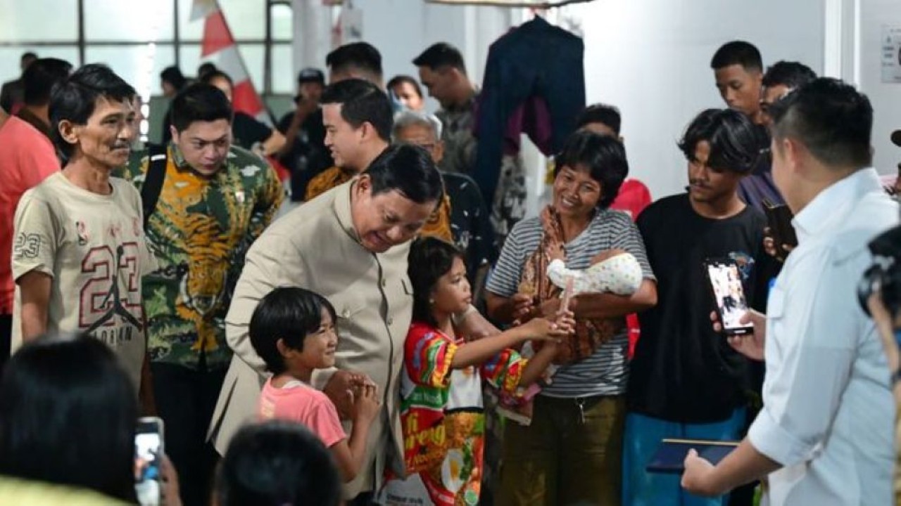 Presiden Prabowo Subianto menemui warga relokasi Senen yang kini menempati hunian baru, pada Jumat malam, 28 Agustus 2026. (Foto: Istimewa)