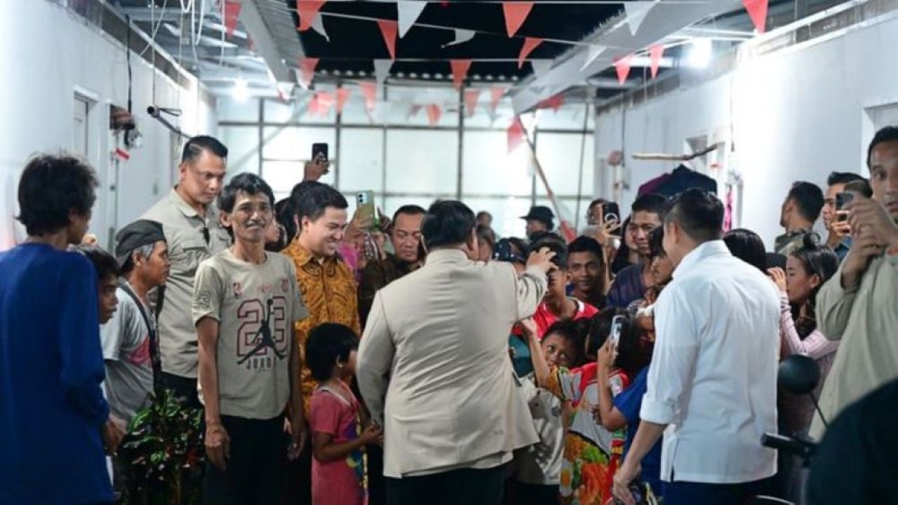 Presiden Prabowo Subianto menemui warga relokasi Senen yang kini menempati hunian baru, pada Jumat malam, 28 Agustus 2026. (Foto: Istimewa)