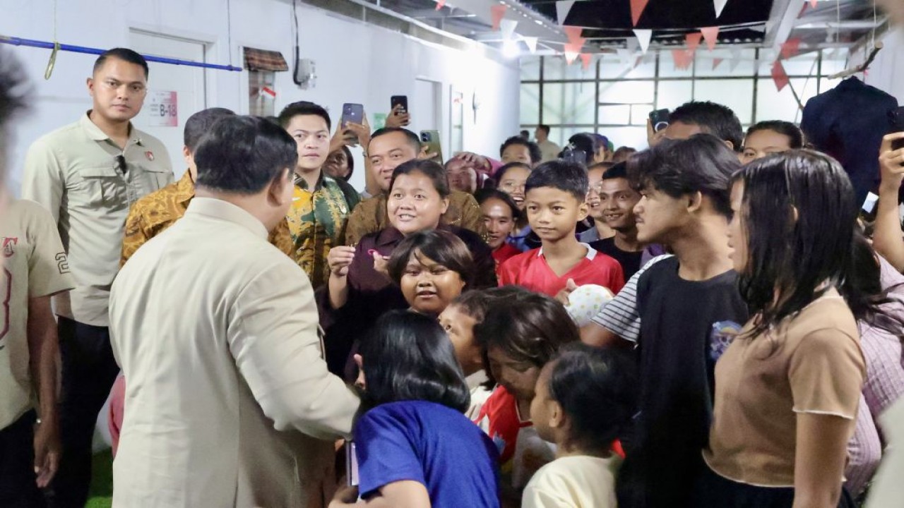 Presiden Prabowo Subianto menemui warga relokasi Senen yang kini menempati hunian baru, pada Jumat malam, 28 Agustus 2026. (Foto: Istimewa)