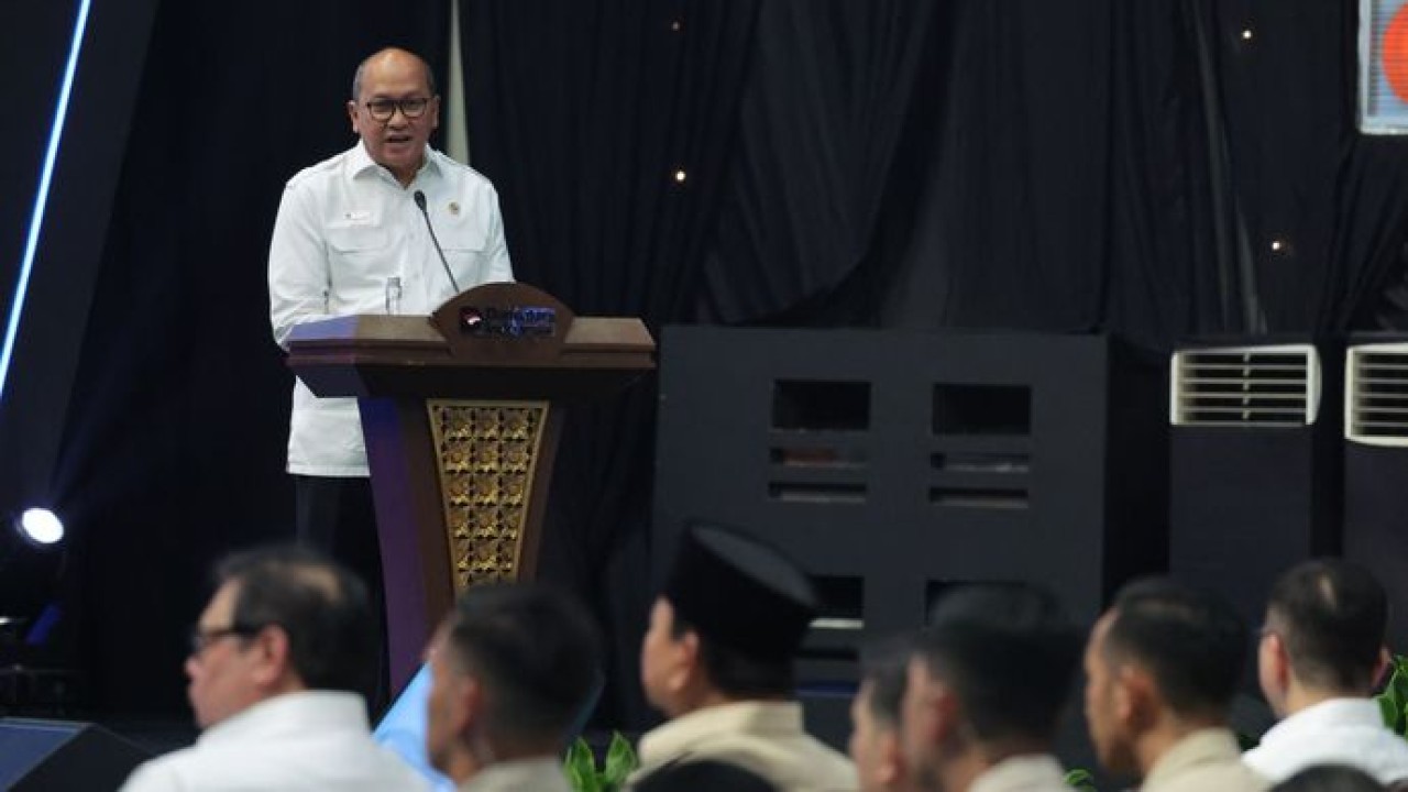 Menteri Investasi dan Hilirisasi Rosan Roeslani bersama sejumlah pihak saat peluncuran Motor Listrik Nasional (MOLINAS) di Cikarang, Kabupaten Bekasi, Jawa Barat, Kamis (13/8/2026)