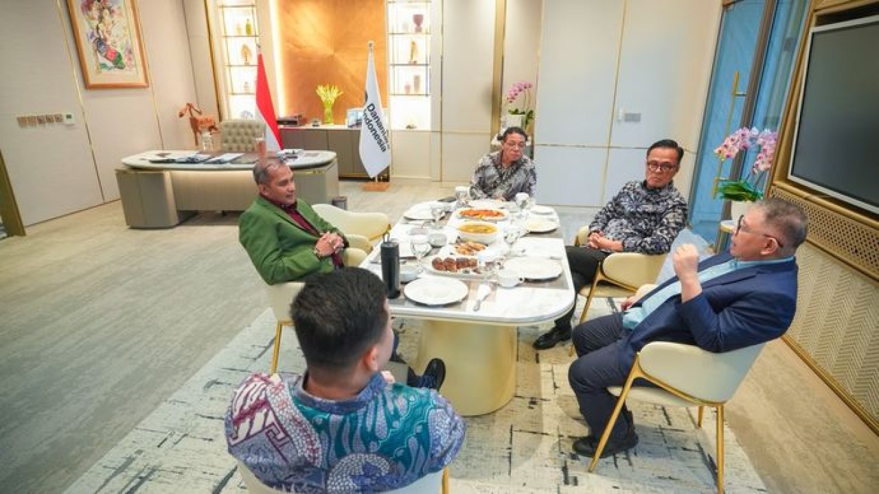Kepala BP BUMN sekaligus COO Danantara, Dony Oskaria, menggelar pertemuan bersama Utusan Khusus Presiden untuk membahas perkembangan transformasi BUMN. (Ntvnews.id-Muslimin Trisyuliono)