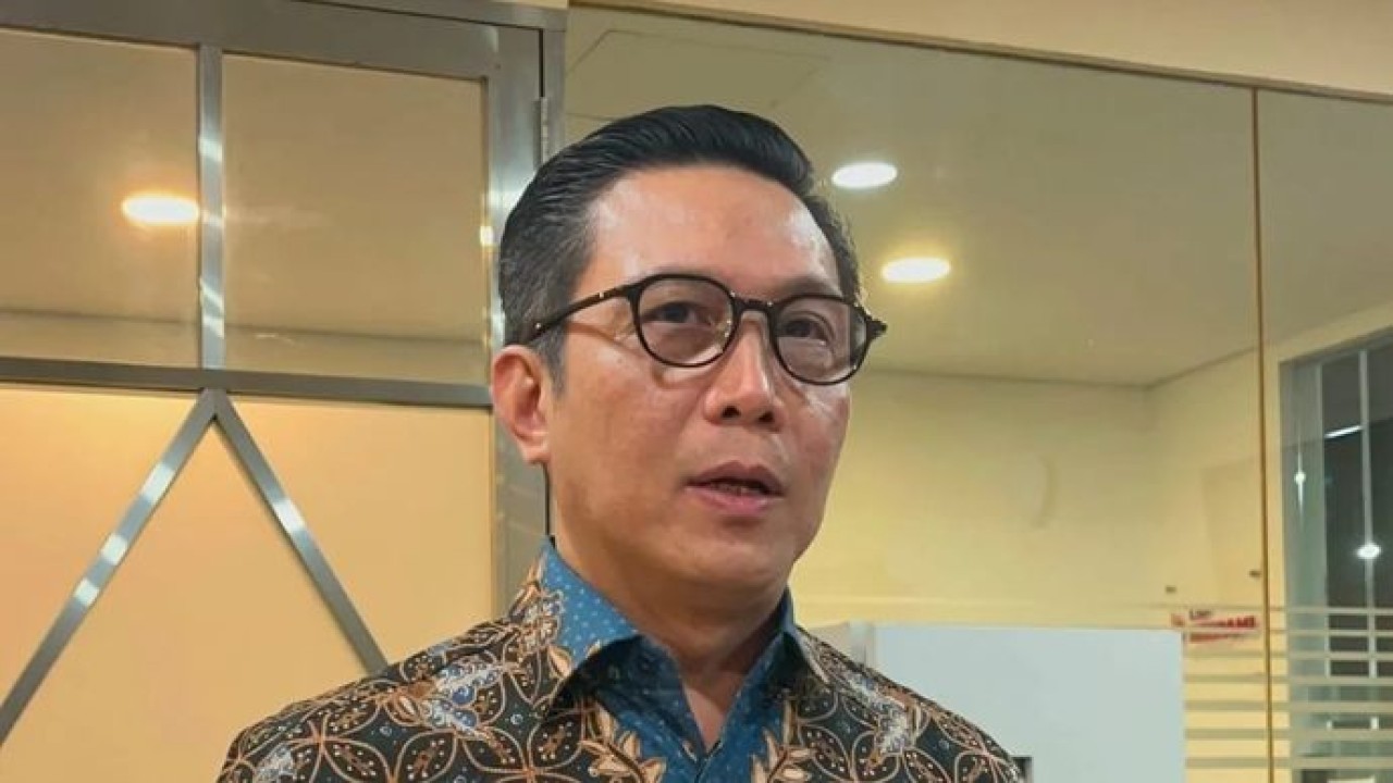 Direktur Utama PT Bursa Efek Indonesia (BEI) Jeffrey Hendrik diwawancarai awak media di Gedung BEI (Antara)