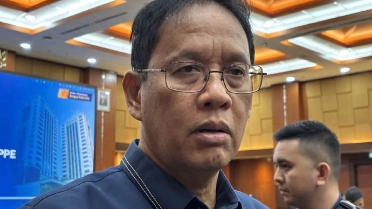 Menteri Keuangan Purbaya Yudhi Sadewa menjawab pertanyaan wartawan dalam wawancara cegat di kantor Kementerian Keuangan, Jakarta (Antara)