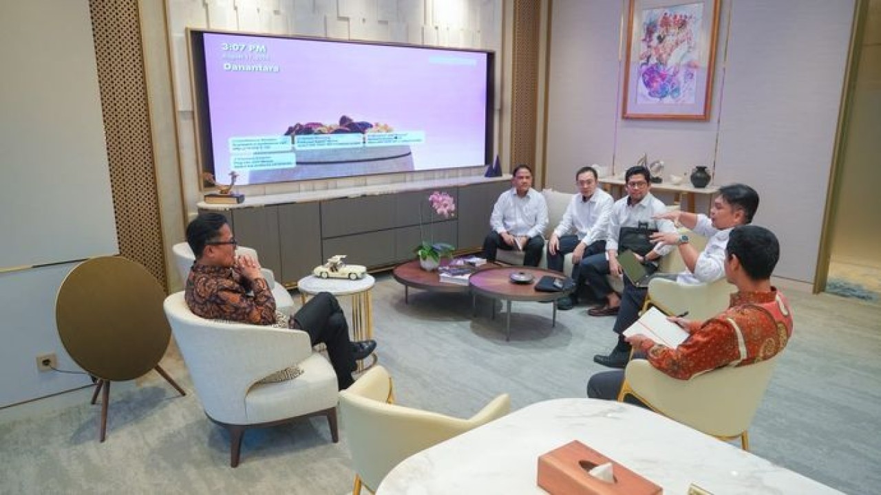 Kepala BP BUMN sekaligus COO Danantara, Dony Oskaria, menggelar rapat bersama jajaran Direksi PT Adhi Karya (Persero) Tbk untuk membahas perkembangan dan berbagai keluhan masyarakat terkait LRT City.