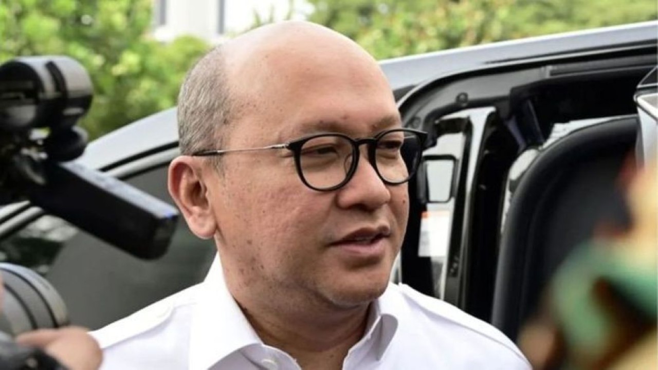 Arsip - CEO Danantara Rosan Perkasa Roeslani, yang juga Menteri Investasi dan Hilirisasi/Kepala BKPM, menjawab pertanyaan wartawan saat ditemui di Istana Kepresidenan RI, Jakarta, Kamis (6/8/2026). (Foto: Antara)