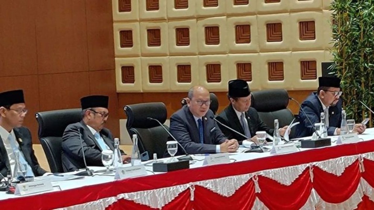 Menteri Investasi dan Hilirisasi/Kepala BKPM sekaligus CEO Danantara Rosan Roeslani (tengah) menyampaikan paparan dalam Konferensi Pers RAPBN dan Nota Keuangan Tahun Anggaran 2027 di Jakarta, Jumat, 14 Agustus 2026. (Foto: Antara)