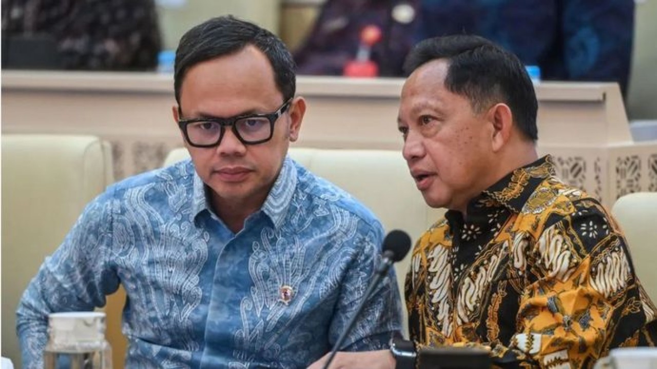 Menteri Dalam Negeri Tito Karnavian (kanan) berbincang dengan Wakil Menteri Dalam Negeri Bima Arya Sugiarto (kiri) sebelum mengikuti rapat kerja bersama Komisi II DPR di Kompleks Parlemen, Senayan, Jakarta, Kamis (30/7/2026). Rapat tersebut membahas remunerasi kepala daerah dan wakil kepala daerah, sistematika dana bagi hasil serta peningkatan pendapatan asli daerah (Antara)